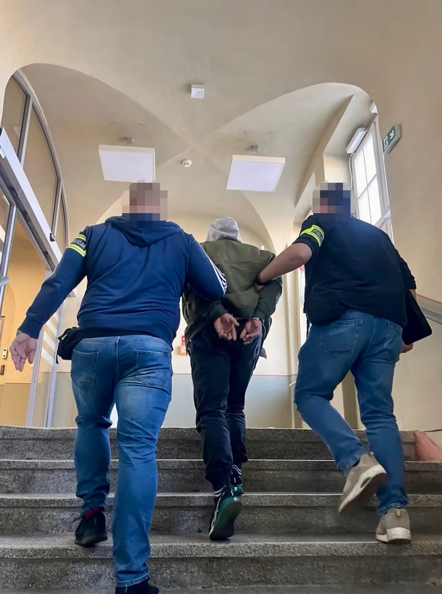 Zatrzymani za kradzież metalowych elementów z nagrobków
