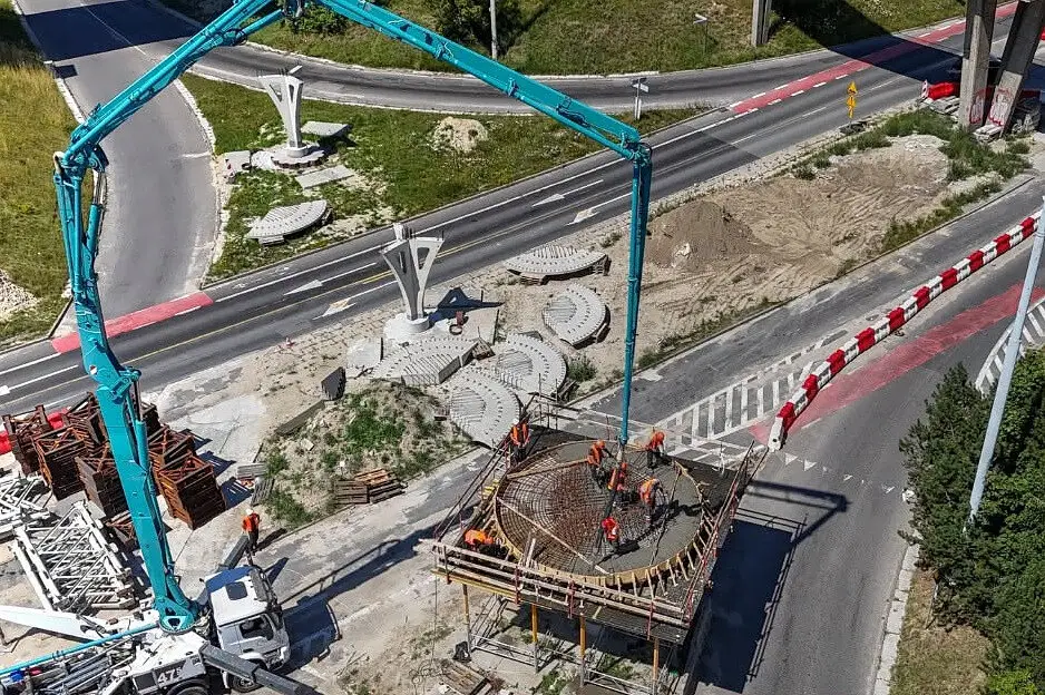 Montaż podpór nowych kładek na Zaspie