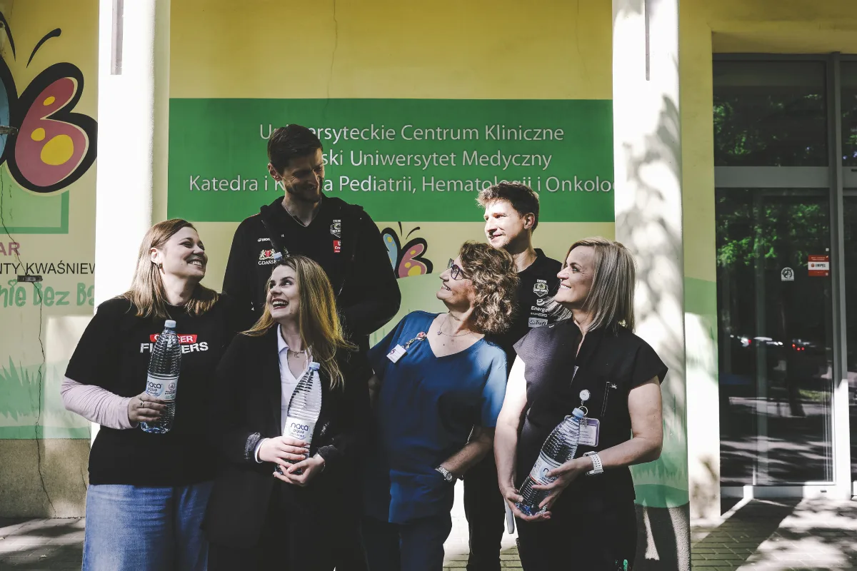 Wsparcie dla małych pacjentów UCK od Nata Aqua Minerale i klubów sportowych