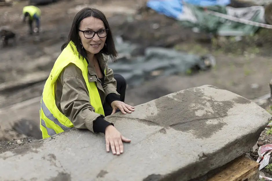 Odkrycie średniowiecznej płyty nagrobnej przez archeologów