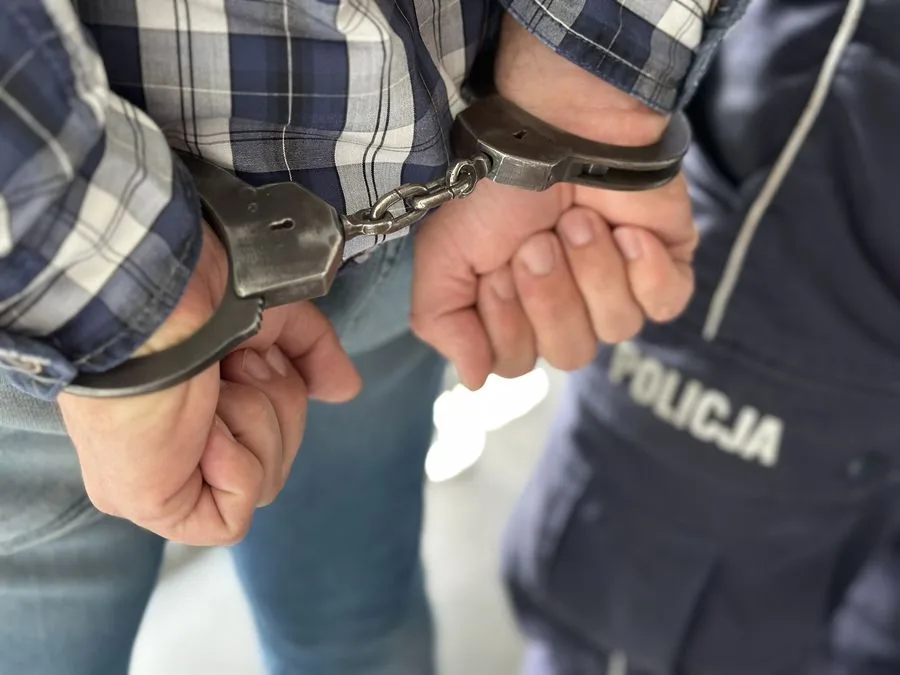 Zatrzymanie 26-latka za kradzież oraz sześć nakazów aresztu