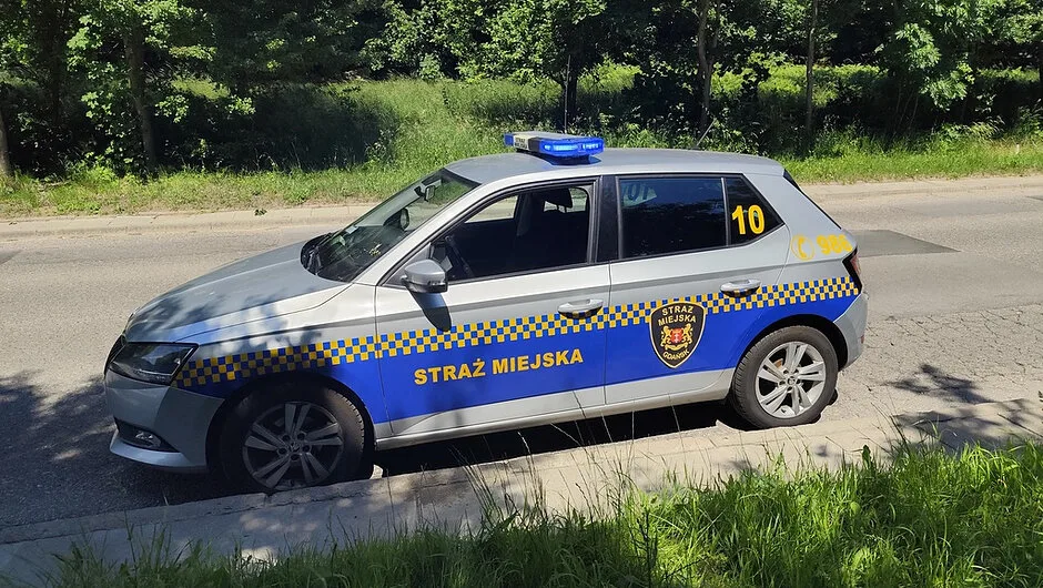 Reakcja mieszkańców i straży miejskiej uratowała seniorkę i rowerzystę