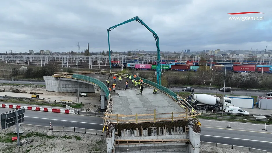 Betonowanie nowego wiaduktu nad Trasą Sucharskiego