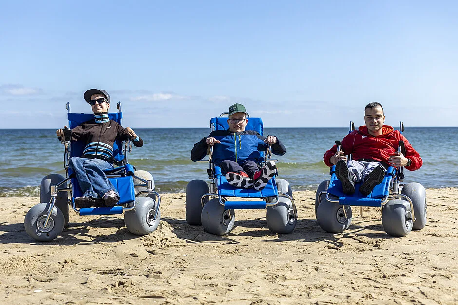 Dostępne wózki plażowe w Gdańsku ułatwiają dostęp do morza