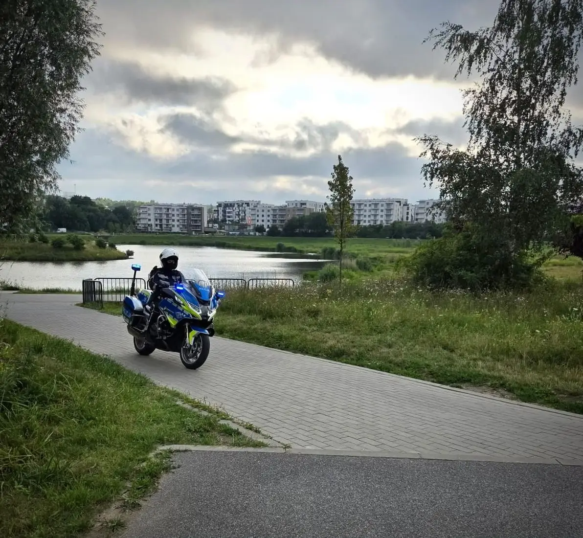 Gdańscy policjanci kontrolują młodych uczestników ruchu drogowego