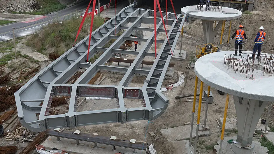 Nowa kładka na Zaspie. Pierwszy element przęsła zainstalowany
