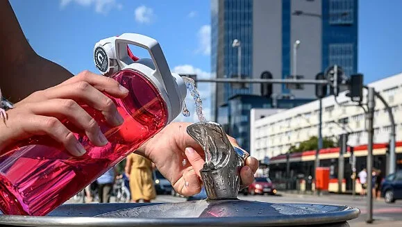 Jak bezpiecznie przetrwać upalne dni?