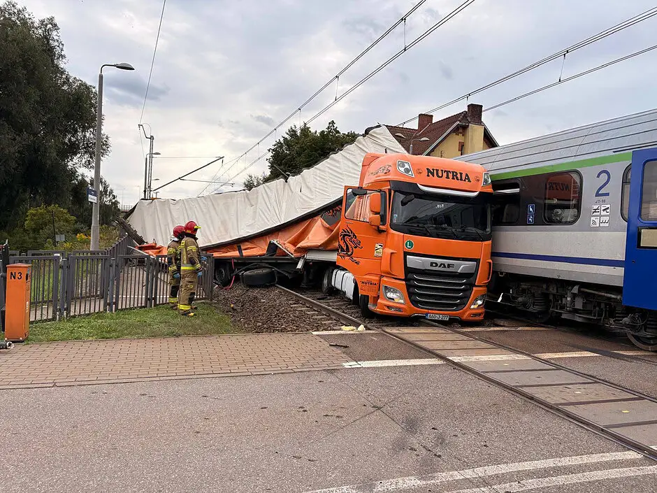 W Gdańsku zderzenie TIR-a z pociągiem PKP Intercity - cztery osoby ranne
