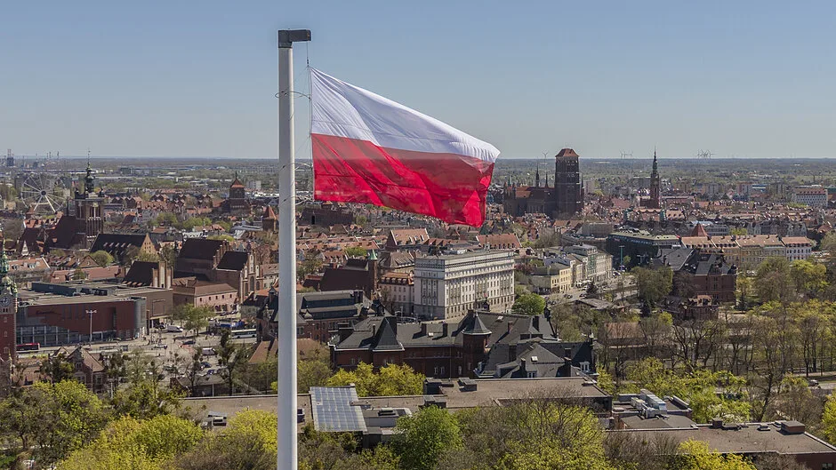 Dzień Flagi RP. Biało-czerwona flaga powiewa nad Gdańskiem