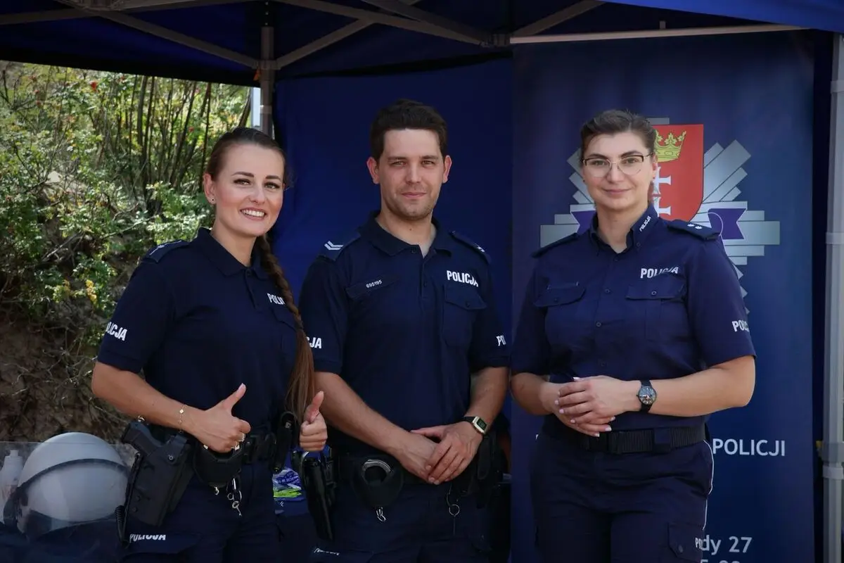 Edukacyjna akcja policji na plaży w Stogach