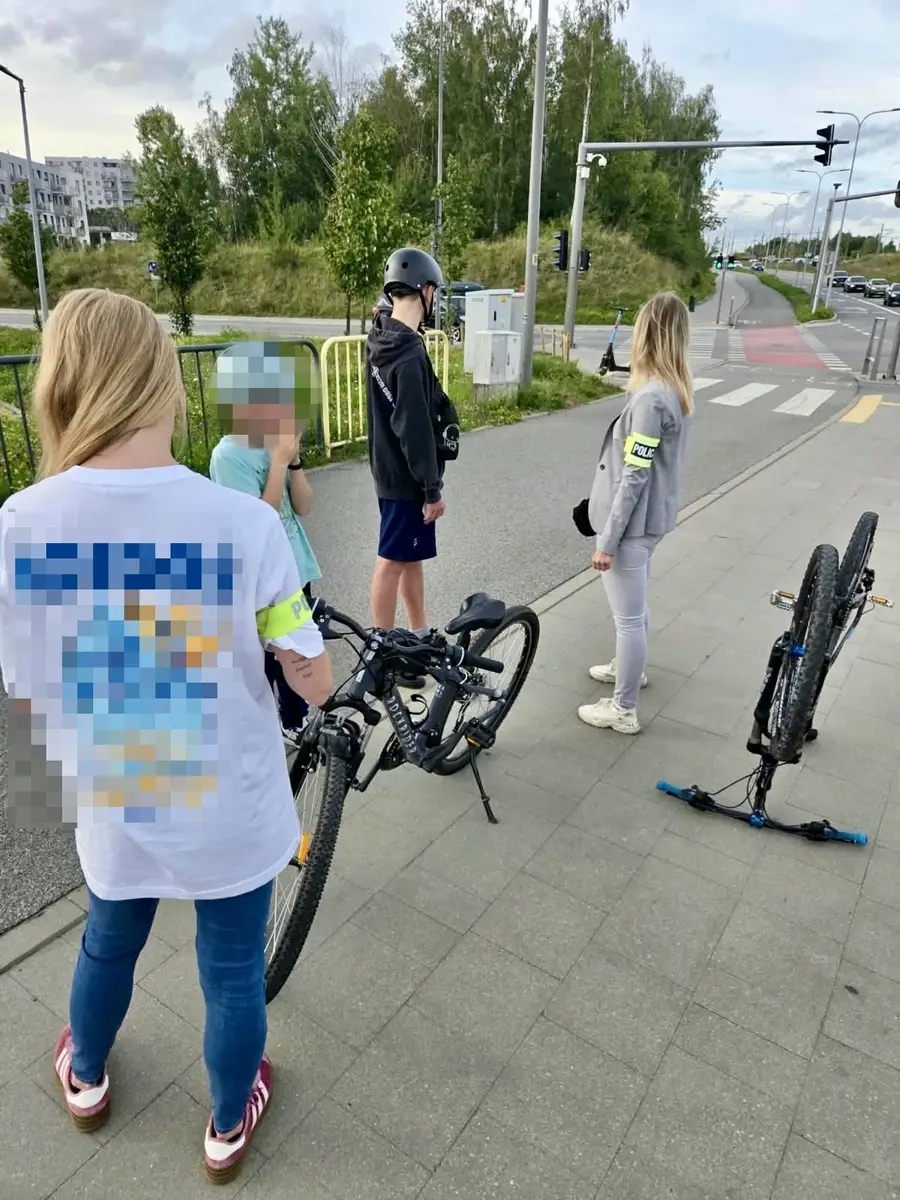 Gdańscy policjanci kontrolują bezpieczeństwo dzieci na hulajnogach
