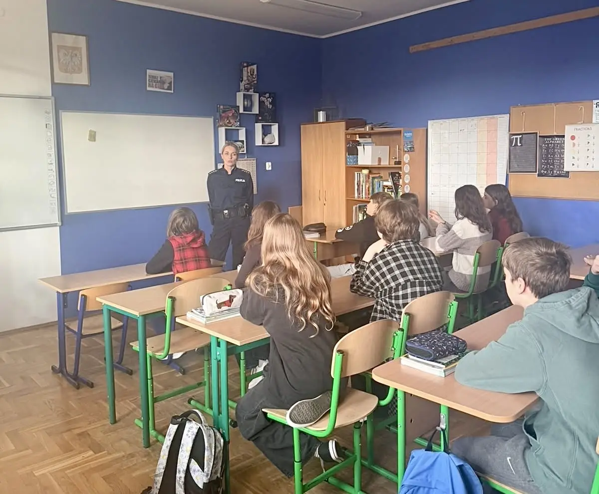 Gdańscy policjanci reagują na rzekomy internetowy challenge, interwencje w szkołach