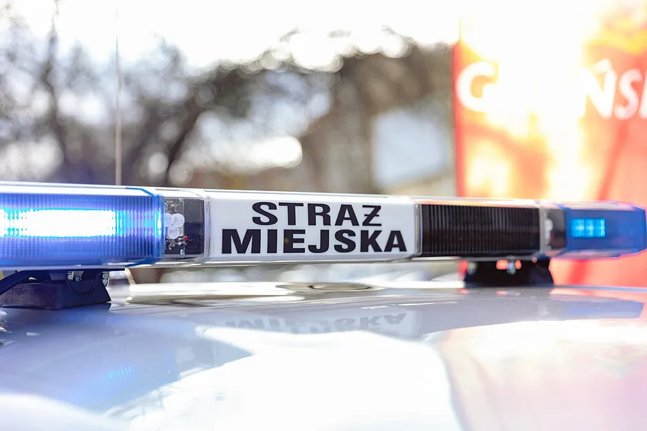 Interwencje Straży Miejskiej w Gdańsku: wsparcie dla seniorki i pomoc rowerzyście