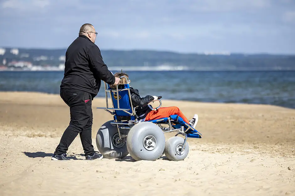 Wózki plażowe dostępne przez cały rok mimo zakończenia sezonu kąpieliskowego