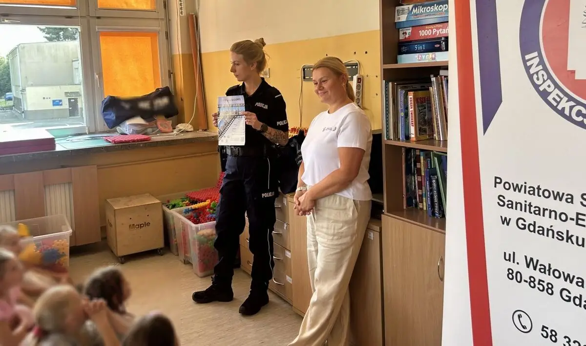 Spotkanie policjantek z uczniami Szkoły Podstawowej nr 70 w Gdańsku na temat bezpieczeństwa wakacyjnego