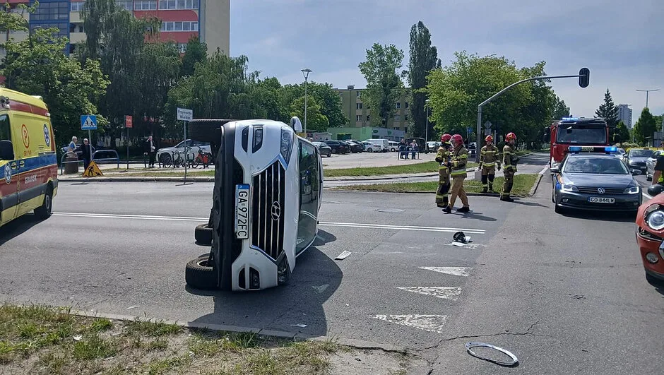 Interwencja strażników: kolizja i pomoc seniorowi