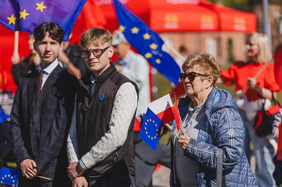 Flaga Unii Europejskiej na Górze Gradowej. Obchody 22-lecia Polski w UE