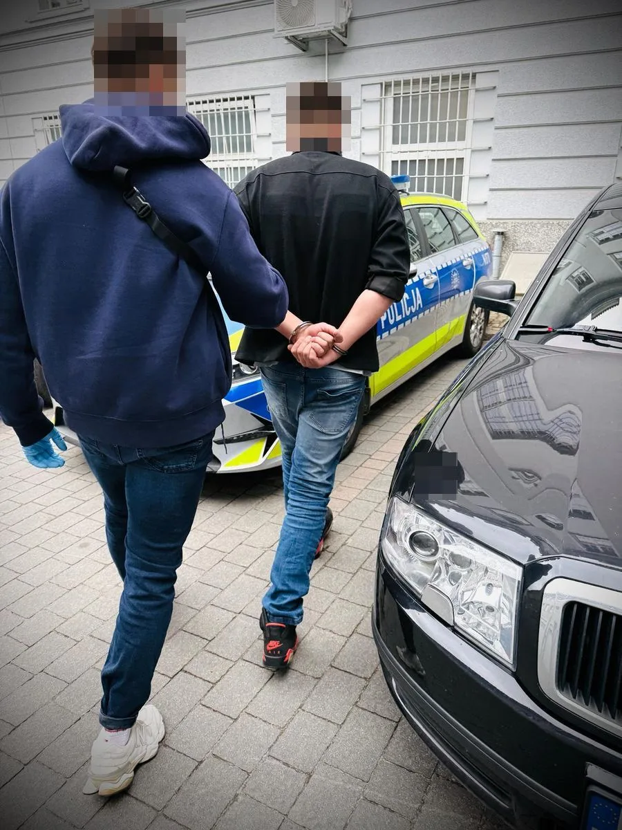 Mężczyzna w wieku 29 lat oskarżony o kradzież tablic rejestracyjnych