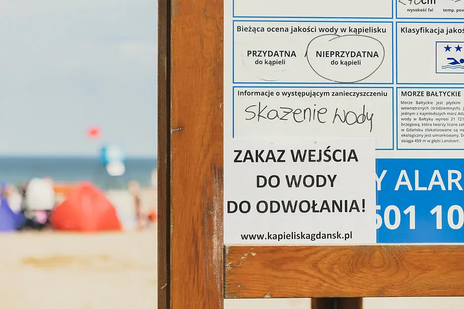 Zakaz kąpieli na kąpieliskach Molo Brzeźno i Hallera