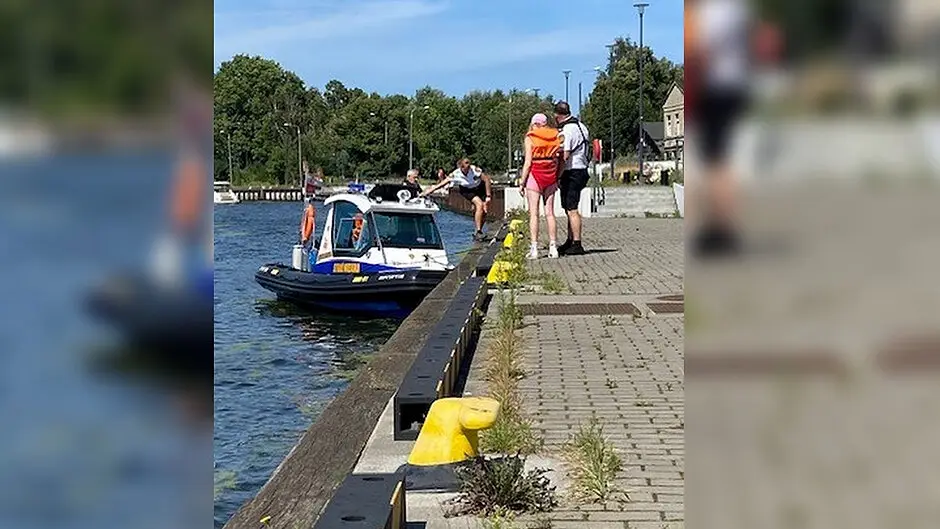Awaria motorówki na Motławie - interwencja straży wodnej