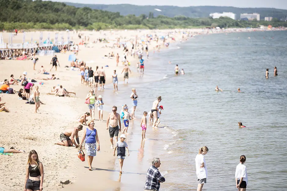 Edukacyjna akcja na plaży w Jelitkowie w celu promowania bezpieczeństwa podczas wakacji