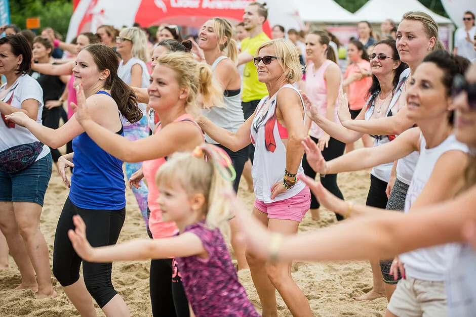 Aktywny koniec długiego weekendu: Bezpłatna zumba na plaży w Brzeźnie