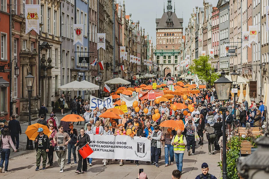 Pomarańczowa parada przeszła Drogą Królewską z okazji Dnia Godności