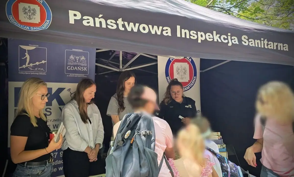 Profilaktyczne działania na plaży w Jelitkowie w ramach akcji 'Kręci mnie bezpieczeństwo w lecie'