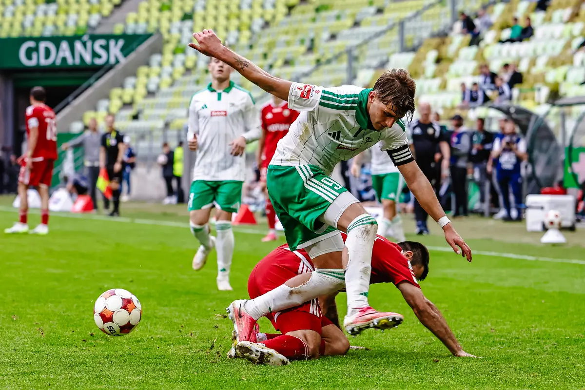 Lechia Gdańsk pokonuje Miedź Legnicę 2:1