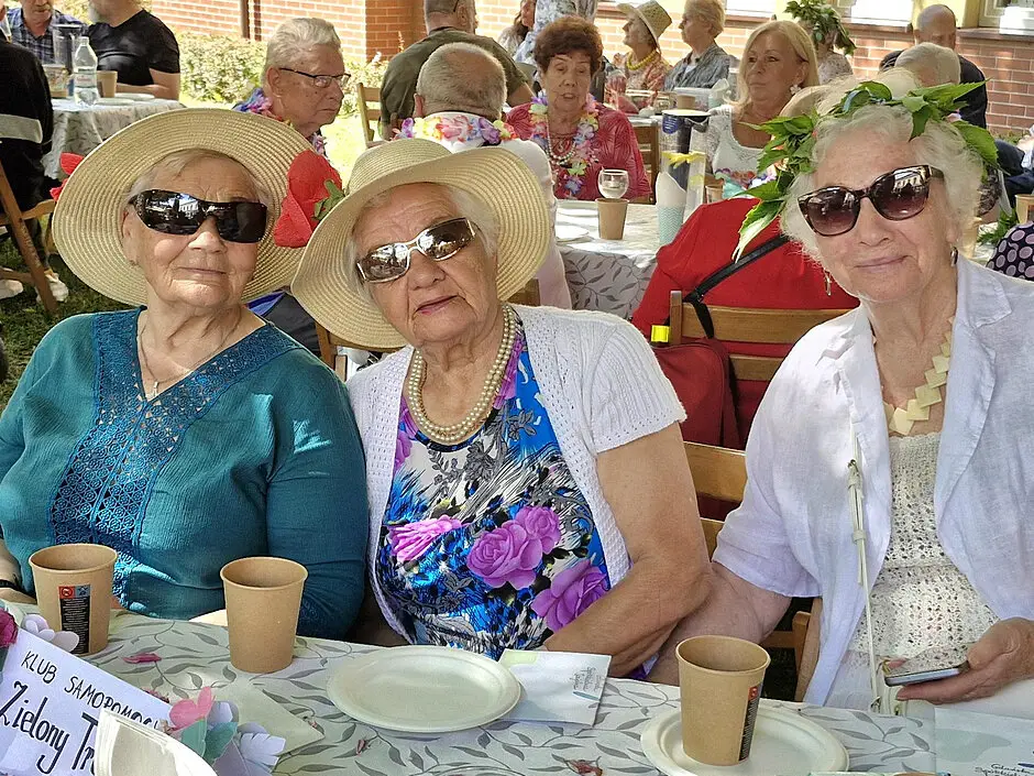 Letnie ostatki dla seniorów z rozrywką i wsparciem zdrowotnym