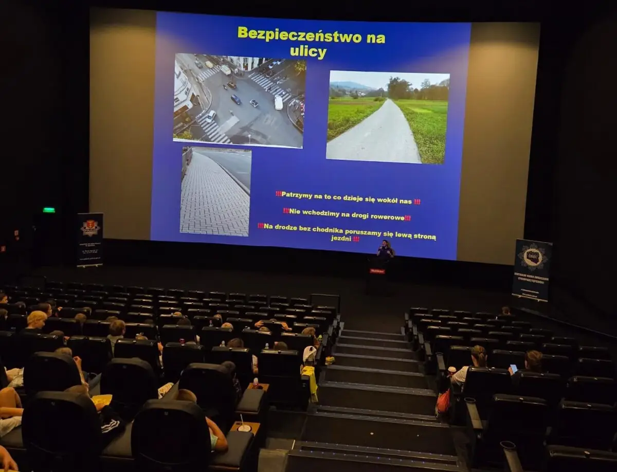 Profilaktyczne spotkanie policjantów z uczniami w Multikinie
