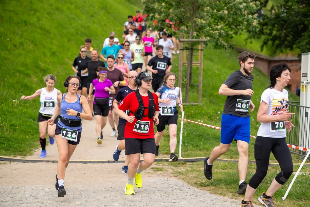 Zuzanna Głombiowska i Szymon Kopczyński triumfują w cyklu #RUNGDN w Hevelianum