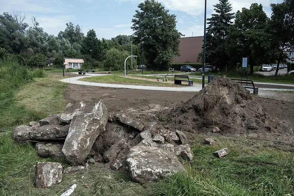 Rozpoczęto nasadzenia w Brzeźnie na zieleńcu z projektu BO