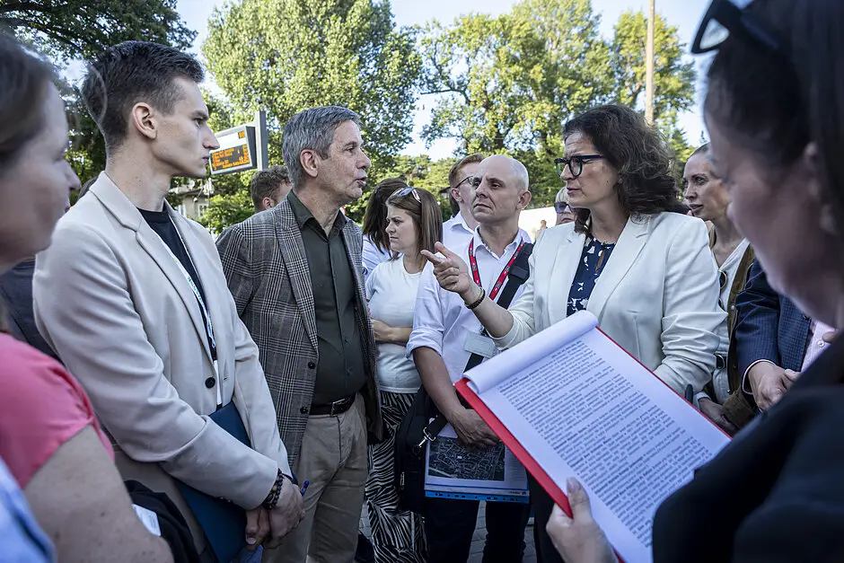 Służbowy spacer prezydent Dulkiewicz w Brzeźnie. Kluczowe zagadnienia dotyczące bezpieczeństwa i rewitalizacji