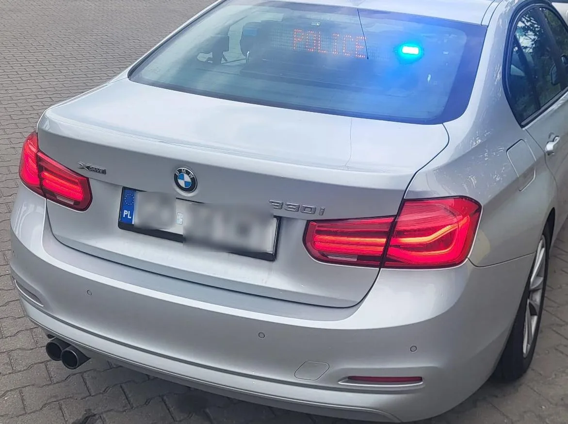26-latek uciekał przed policją i uderzył Oplem w barierę