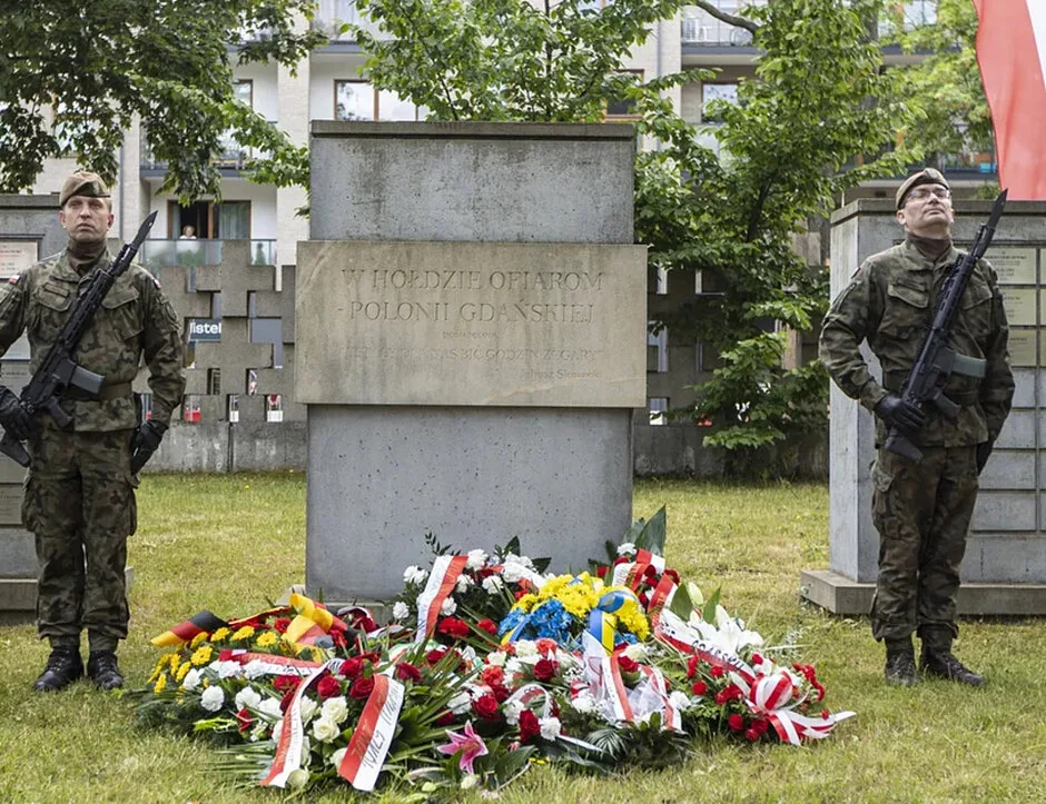 Uroczystość upamiętniająca ofiary obozów koncentracyjnych na Cmentarzu Ofiar Hitleryzmu