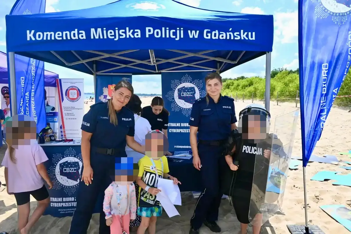 Policjanci promują bezpieczeństwo podczas wakacji na plaży w Jelitkowie