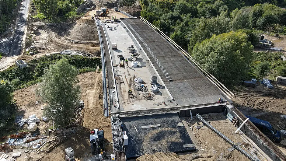 Postęp prac na nowej Świętokrzyskiej - budowa mostu i infrastruktury