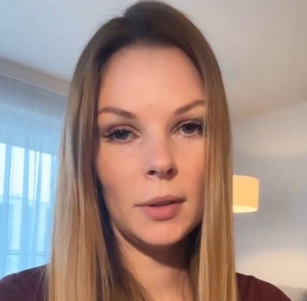 Małgorzata Tomaszewska podczas nagrania programu telewizyjnego, otoczona sprzętem studyjnym.