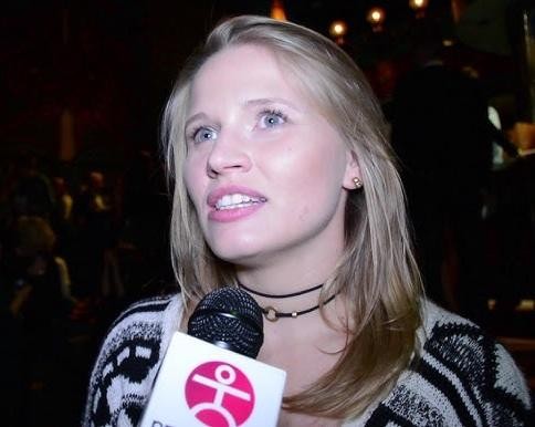 Natalia Rybicka w dynamicznej pozie tanecznej, wykonująca figury Disco Dance Freestyle, ubrana w strój taneczny, na rozmytym tle sceny.