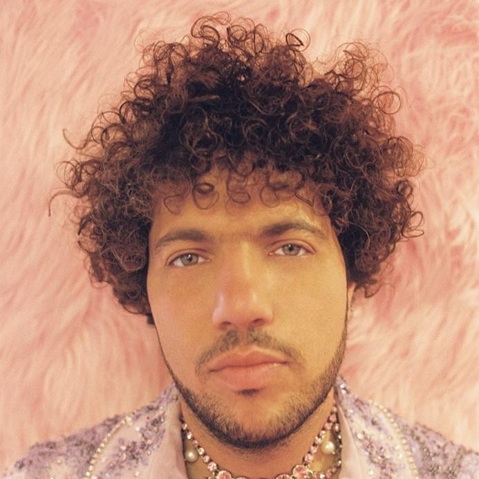 Benny Blanco i Selena Gomez razem, uśmiechnięci i szczęśliwi, ukazujący ich związek.