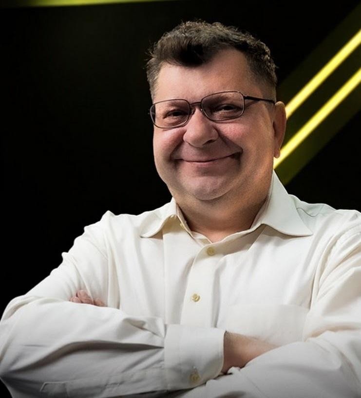 Zbigniew Stonoga w dynamicznej kompozycji, łączącej elementy sali sądowej, symboli aktywizmu publicznego i mediów społecznościowych, oddającej złożoność jego kontrowersyjnej postaci.