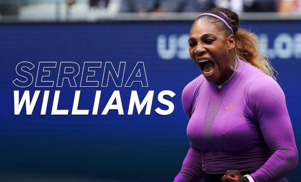 Serena Williams trzymająca trofeum, uśmiechnięta, na tle wiwatującego tłumu.