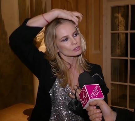 Magdalena Cielecka na scenie teatralnej, ukazująca intensywność i pasję jej występów artystycznych.