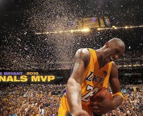 Kobe Bryant wykonujący swój charakterystyczny rzut z odchylenia (fadeaway jump shot) w koszulce Los Angeles Lakers, symbolizujący jego umiejętności i determinację na boisku.