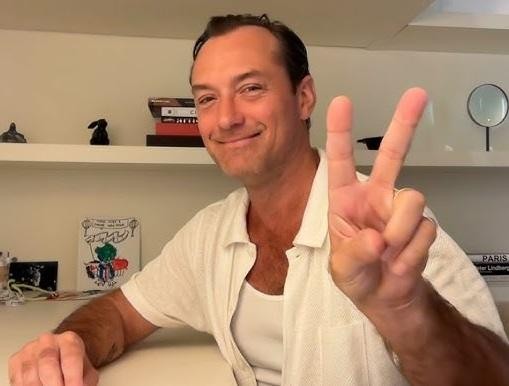 Jude Law w charakterystycznej roli filmowej, ukazujący intensywność i wszechstronność aktorską.