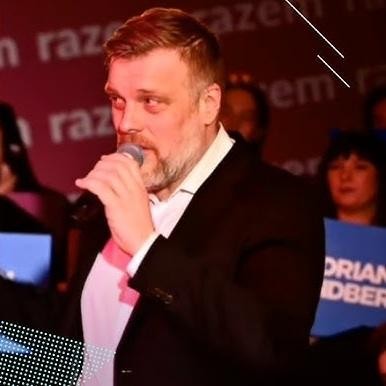Adrian Zandberg z rodziną, żoną Barbarą Audycką-Zandberg oraz dziećmi Olgą i Olafem, w naturalnej, ciepłej scenie życia prywatnego.