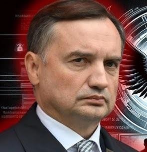 Zbigniew Ziobro w otoczeniu książek prawniczych, symbolizującym jego wykształcenie i kwalifikacje prawnicze.