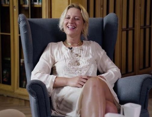 Aleksandra Domańska na planie filmowym, w trakcie pracy, ukazująca zaangażowanie w rolę.
