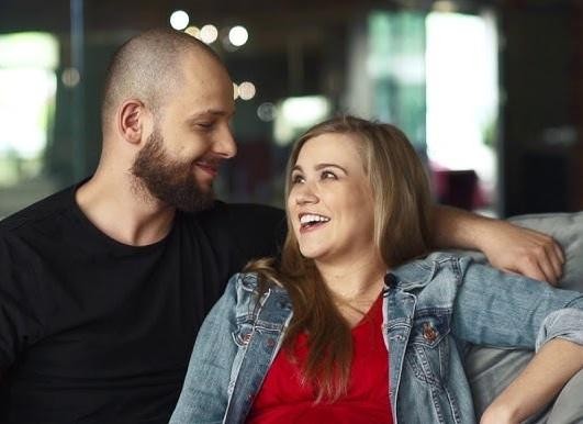 Zamyślony Maciej Pela, portret ukazujący jego poważne oblicze.